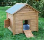 Kleintierstall mit Freilaufgehege und Sonnenschutz
